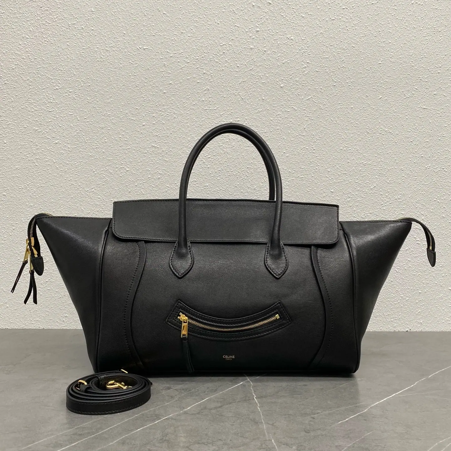 Celine 中号微笑新款行李中号托特包 123693GW2.38NO 16 x 22 x 36 CM