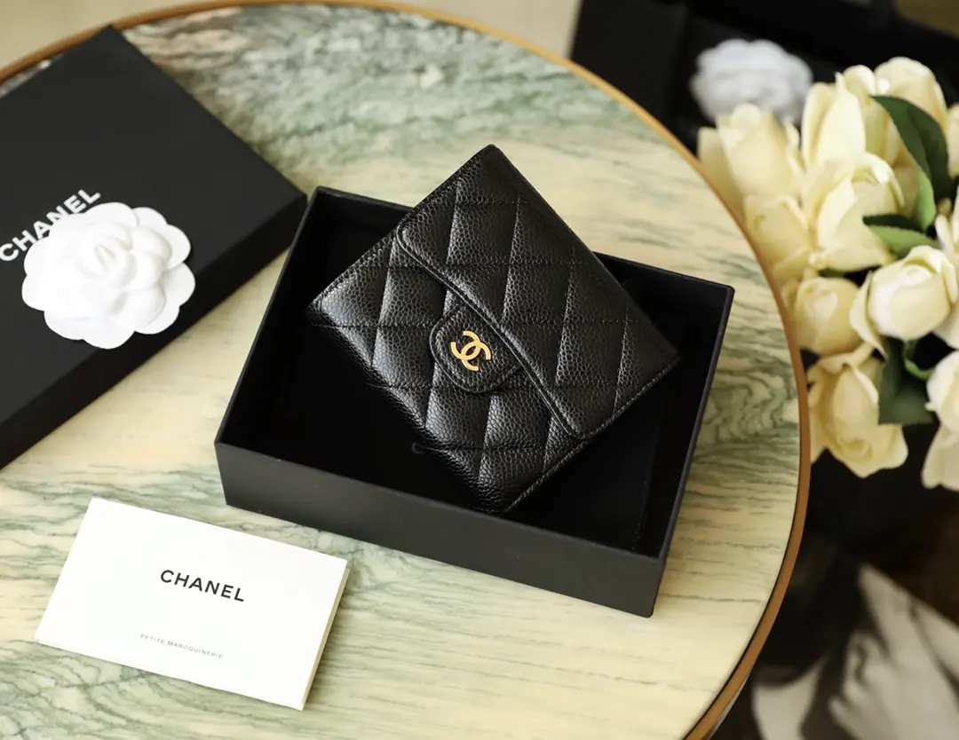 Chanel经典翻盖短款钱包